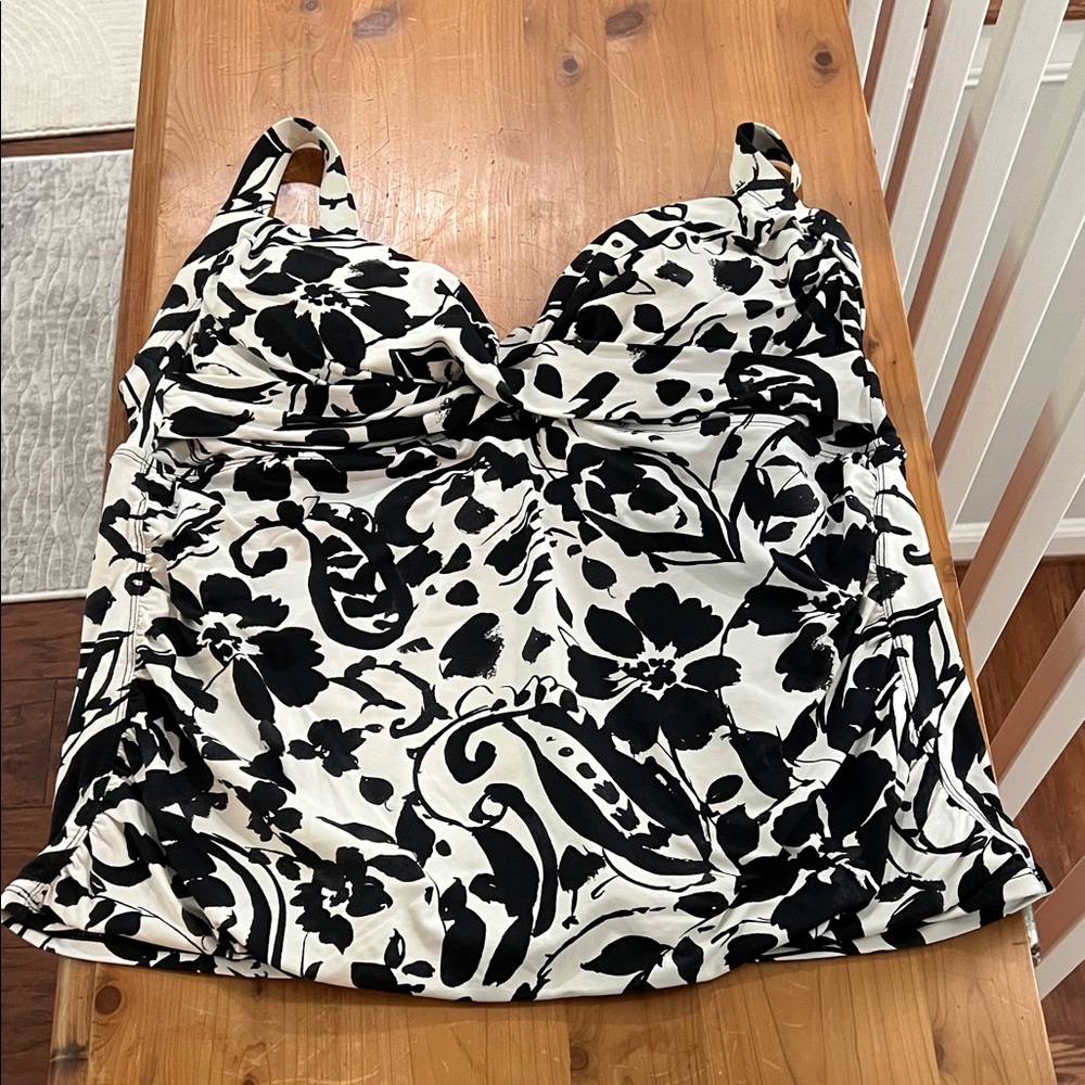 Black and White Floral Women's Top